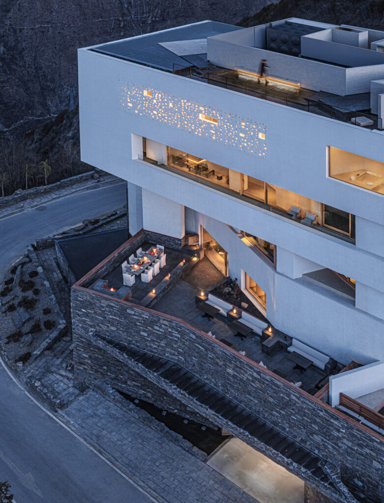 The Poodom Deqin Meri Hotel