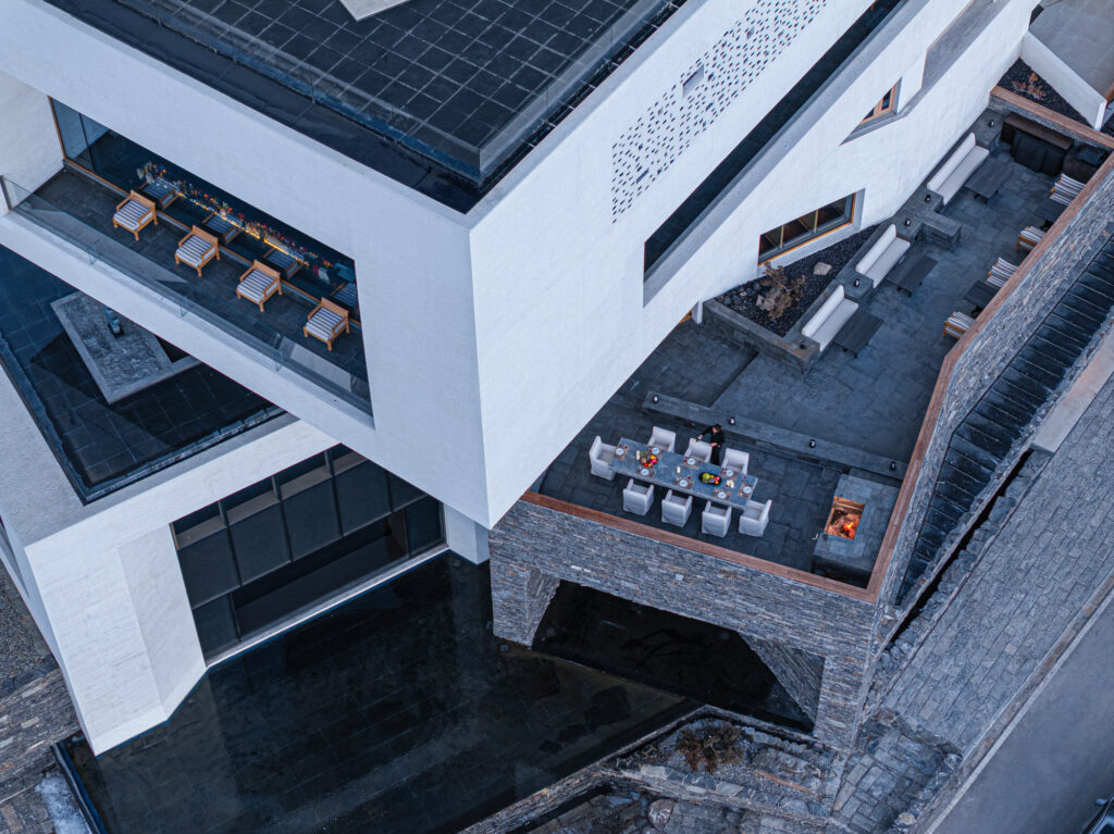 The Poodom Deqin Meri Hotel