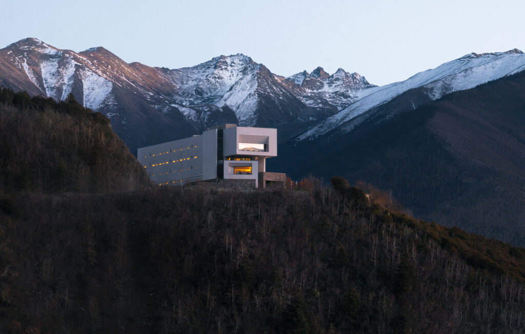 The Poodom Deqin Meri Hotel